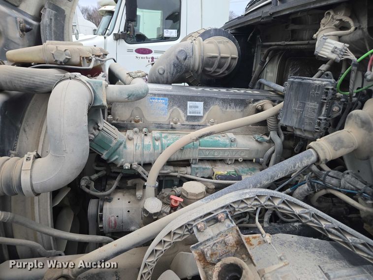 image for item DU2547 2012 Volvo VNL semi truck