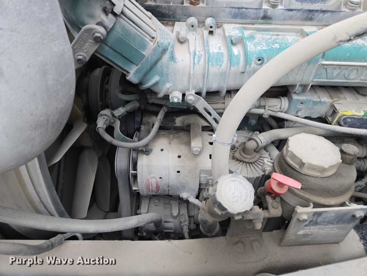 image for item DU2547 2012 Volvo VNL semi truck