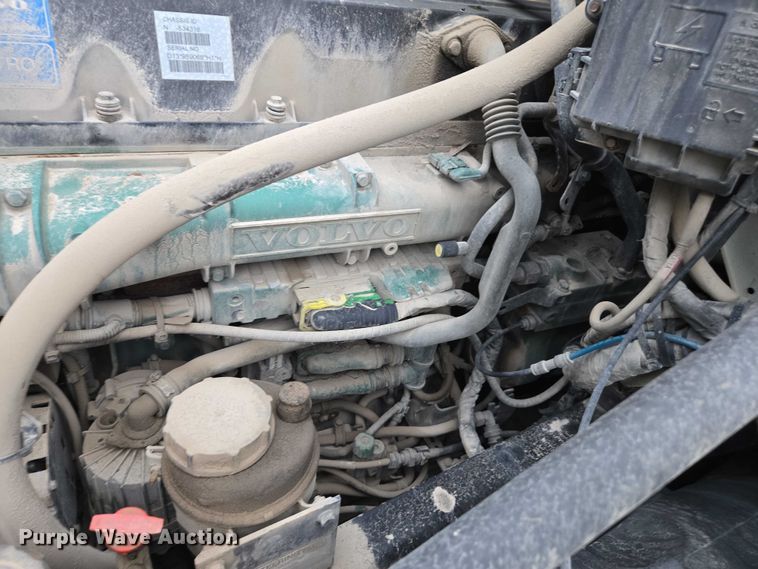 image for item DU2547 2012 Volvo VNL semi truck