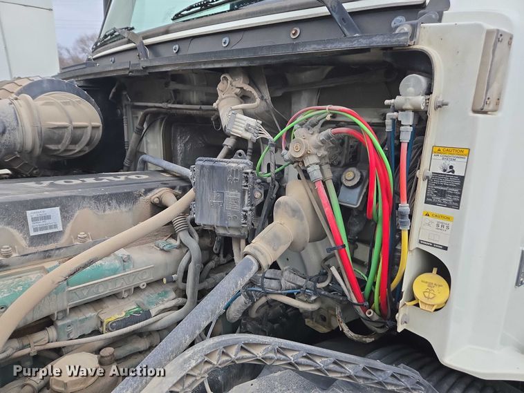 image for item DU2547 2012 Volvo VNL semi truck