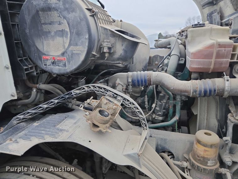 image for item DU2547 2012 Volvo VNL semi truck