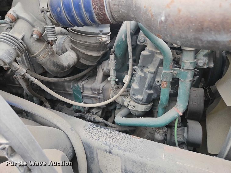 image for item DU2547 2012 Volvo VNL semi truck