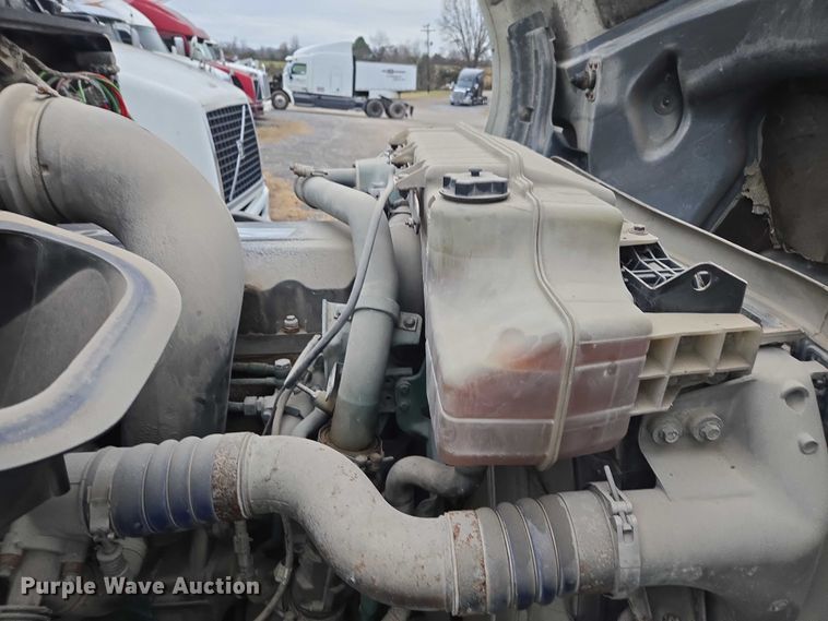 image for item DU2547 2012 Volvo VNL semi truck