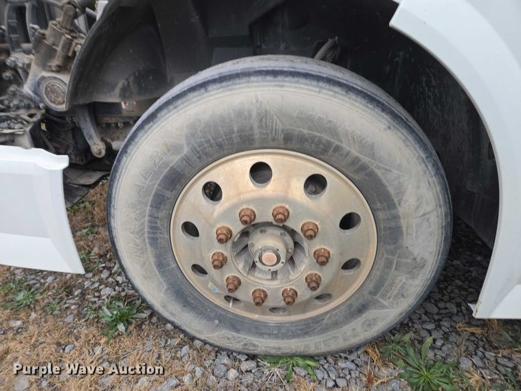 image for item DU2547 2012 Volvo VNL semi truck