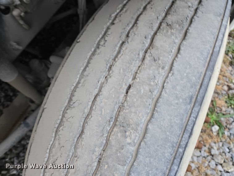 image for item DU2547 2012 Volvo VNL semi truck