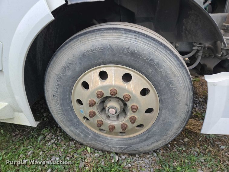 image for item DU2547 2012 Volvo VNL semi truck