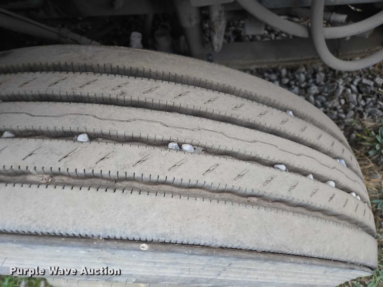 image for item DU2547 2012 Volvo VNL semi truck