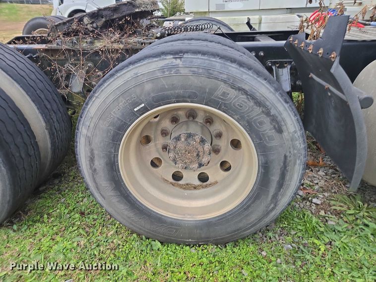 image for item DU2547 2012 Volvo VNL semi truck