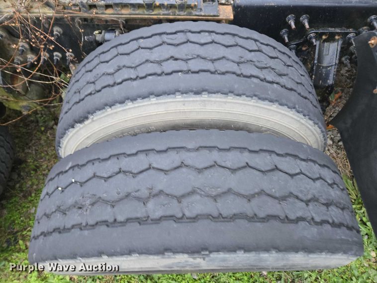 image for item DU2547 2012 Volvo VNL semi truck