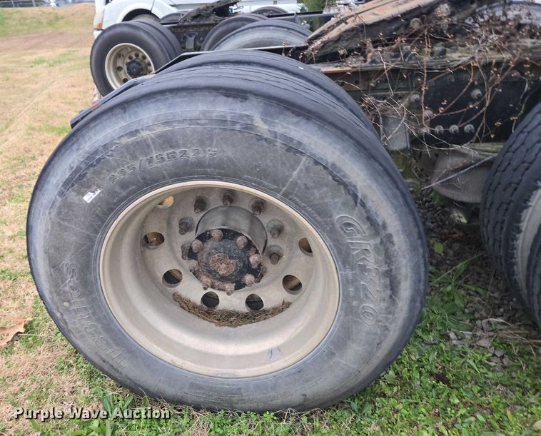 image for item DU2547 2012 Volvo VNL semi truck