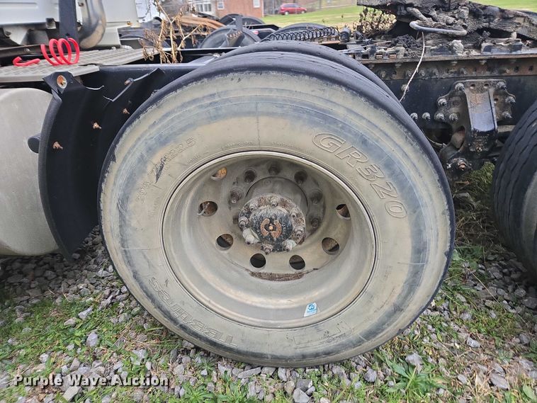 image for item DU2547 2012 Volvo VNL semi truck