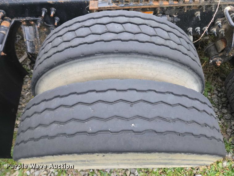 image for item DU2547 2012 Volvo VNL semi truck