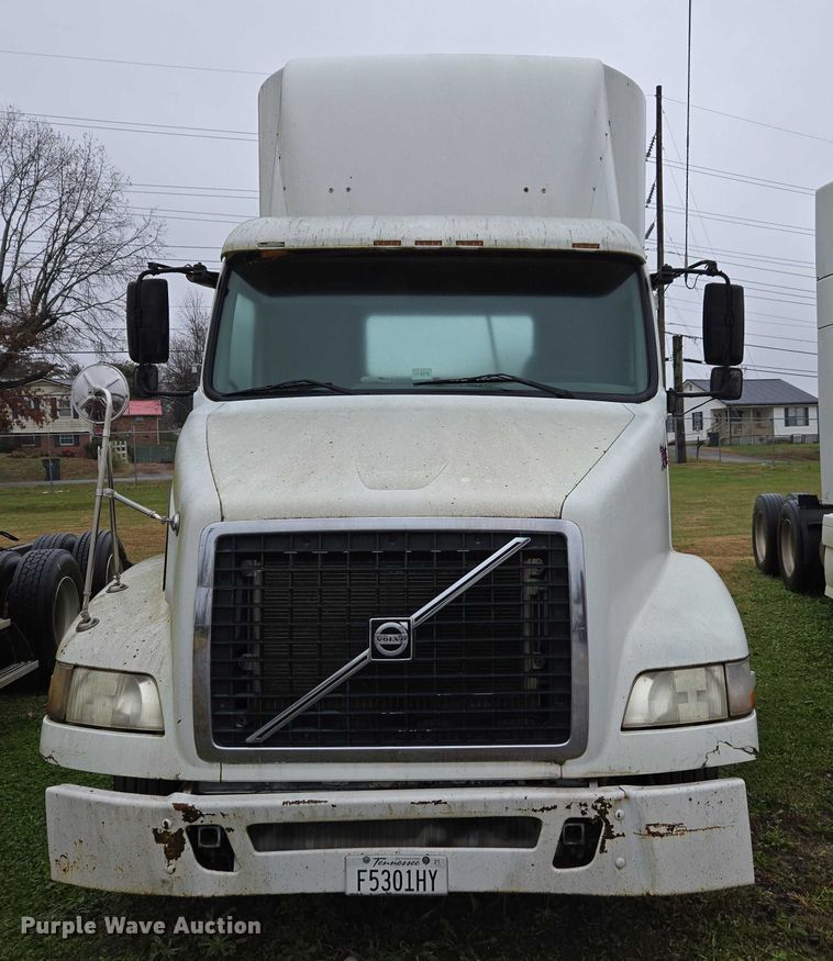 image for item DU2548 2006 Volvo VNM semi truck