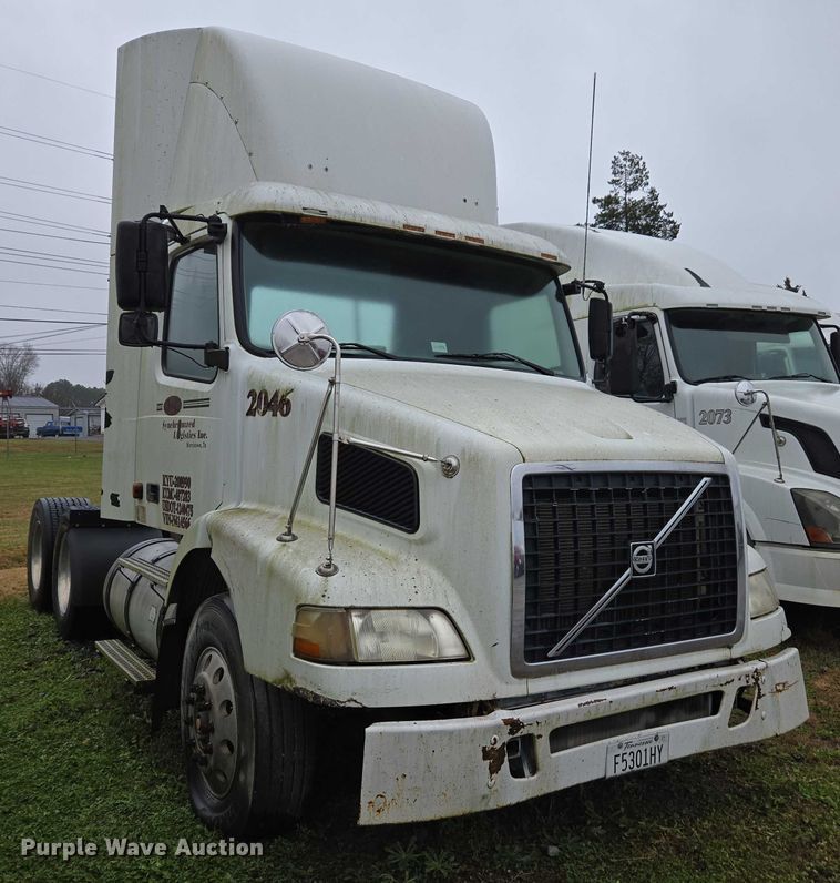 image for item DU2548 2006 Volvo VNM semi truck