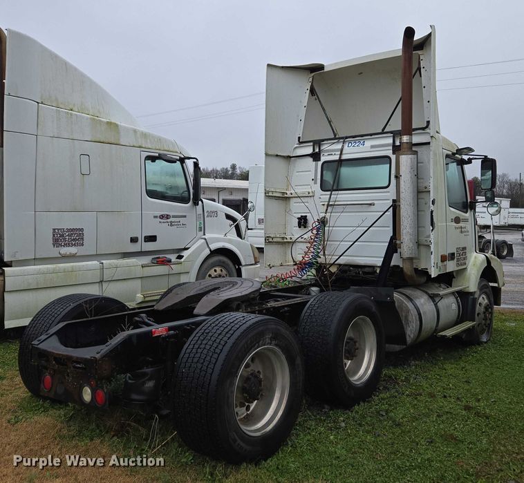 image for item DU2548 2006 Volvo VNM semi truck