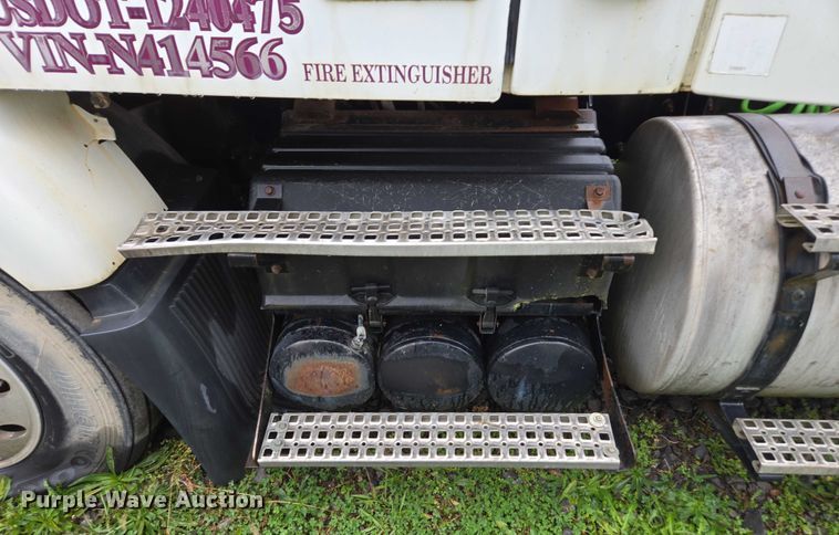 image for item DU2548 2006 Volvo VNM semi truck