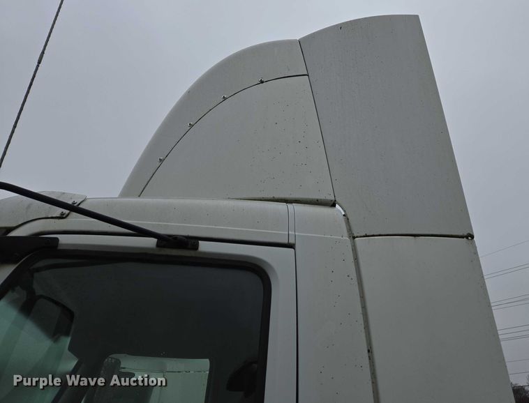 image for item DU2548 2006 Volvo VNM semi truck