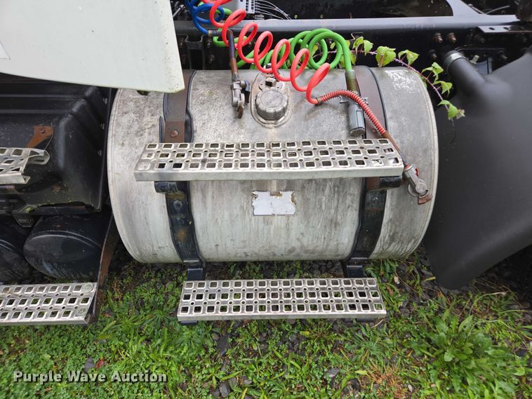 image for item DU2548 2006 Volvo VNM semi truck