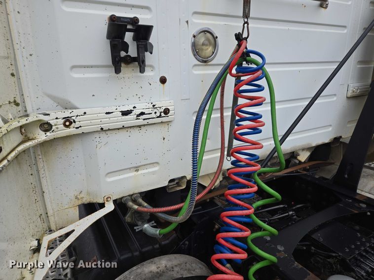 image for item DU2548 2006 Volvo VNM semi truck