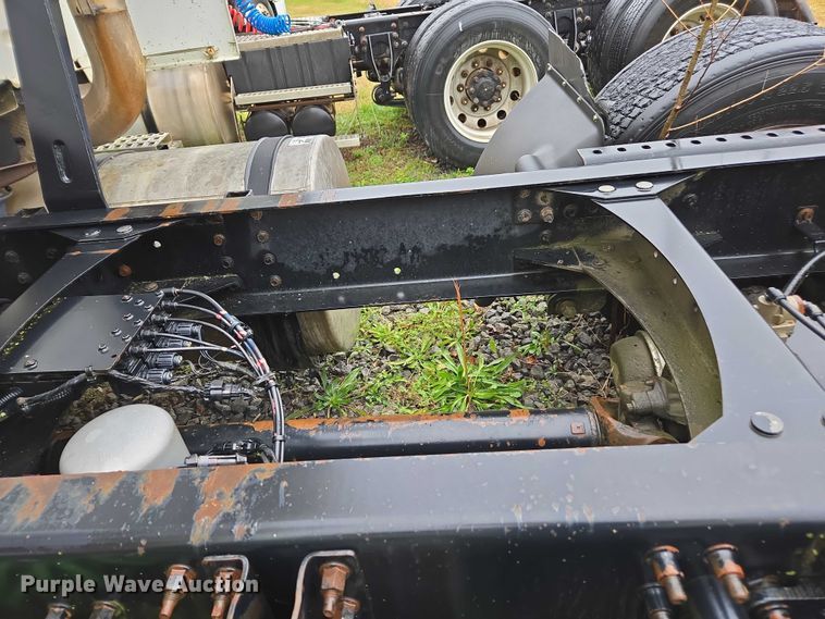 image for item DU2548 2006 Volvo VNM semi truck