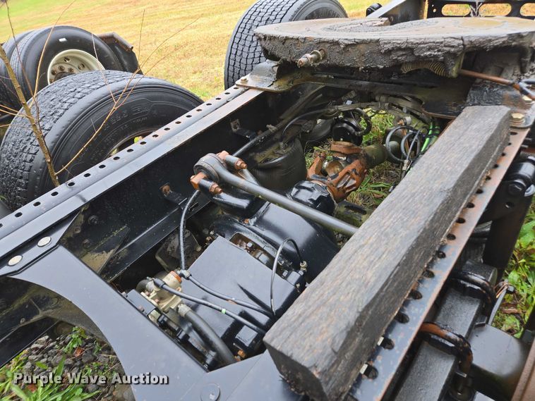 image for item DU2548 2006 Volvo VNM semi truck