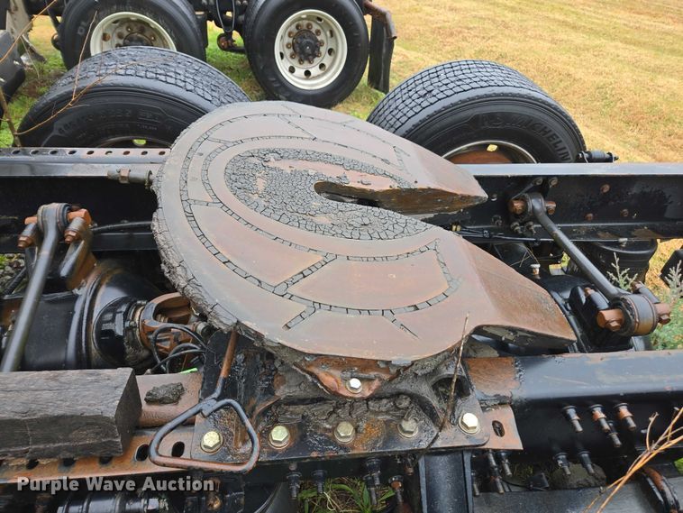 image for item DU2548 2006 Volvo VNM semi truck