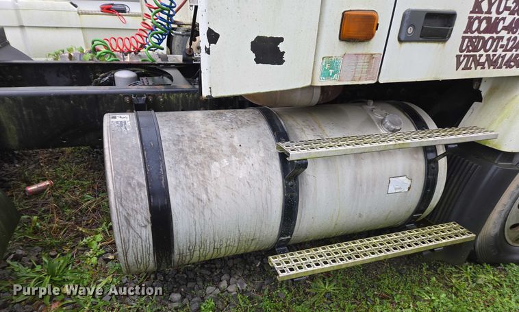 image for item DU2548 2006 Volvo VNM semi truck