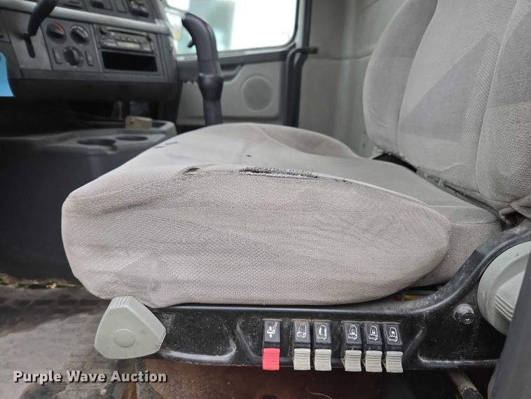 image for item DU2548 2006 Volvo VNM semi truck