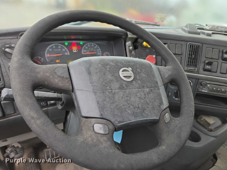 image for item DU2548 2006 Volvo VNM semi truck