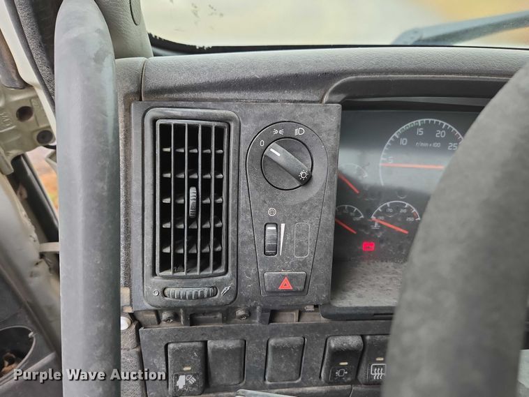 image for item DU2548 2006 Volvo VNM semi truck