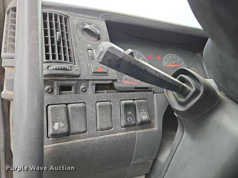 image for item DU2548 2006 Volvo VNM semi truck