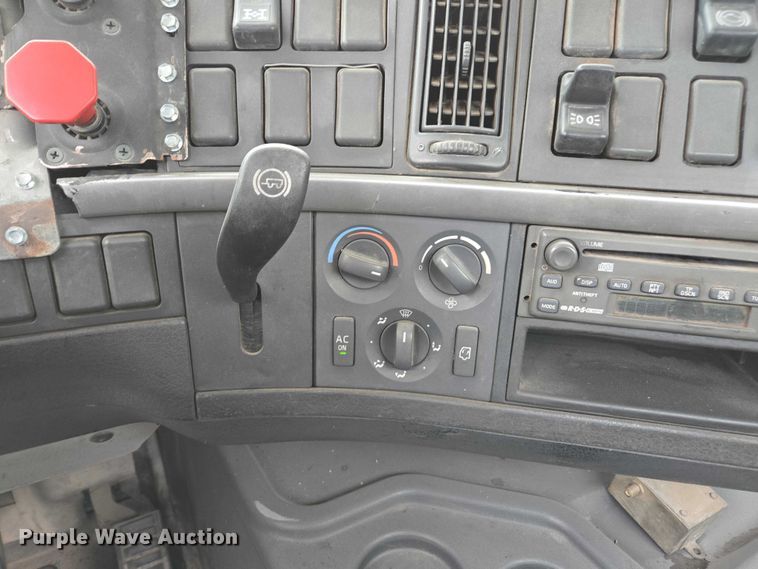 image for item DU2548 2006 Volvo VNM semi truck