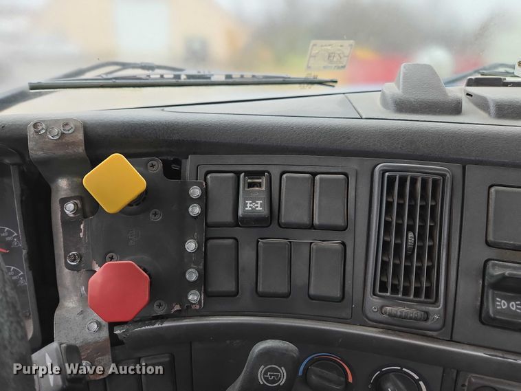 image for item DU2548 2006 Volvo VNM semi truck