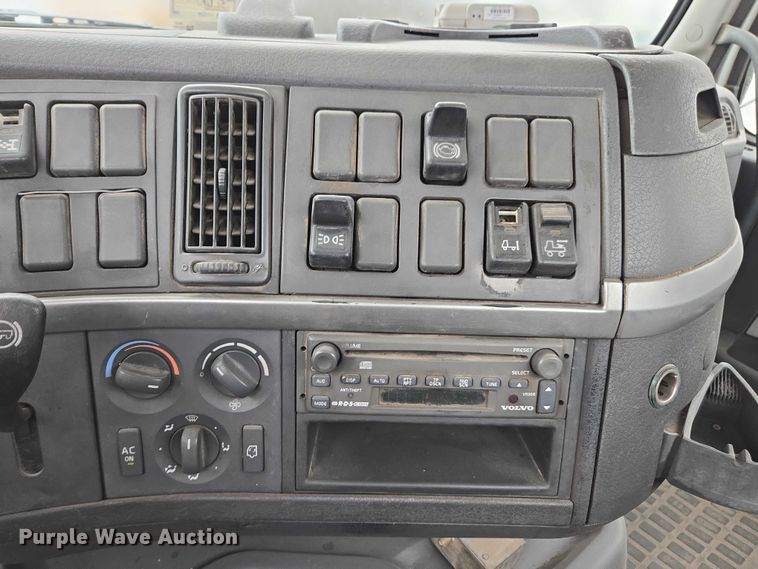 image for item DU2548 2006 Volvo VNM semi truck