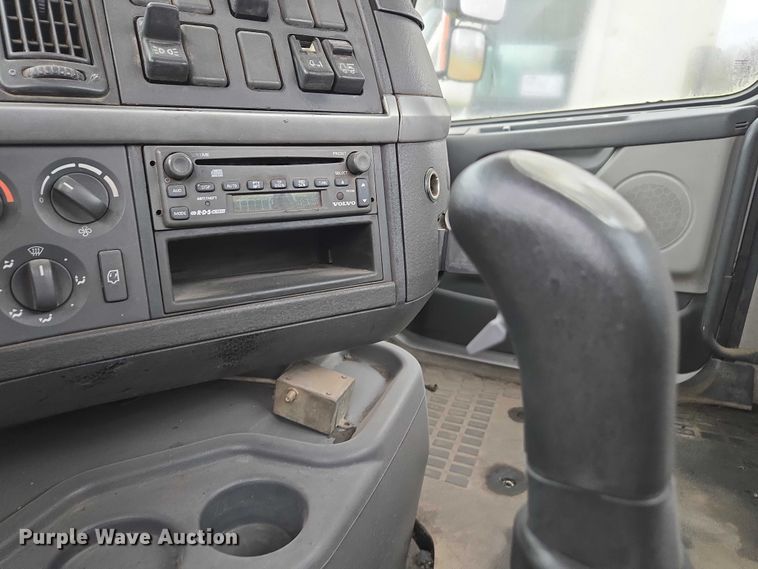 image for item DU2548 2006 Volvo VNM semi truck