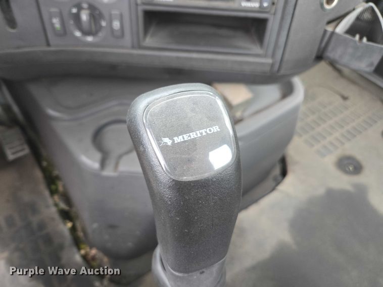 image for item DU2548 2006 Volvo VNM semi truck