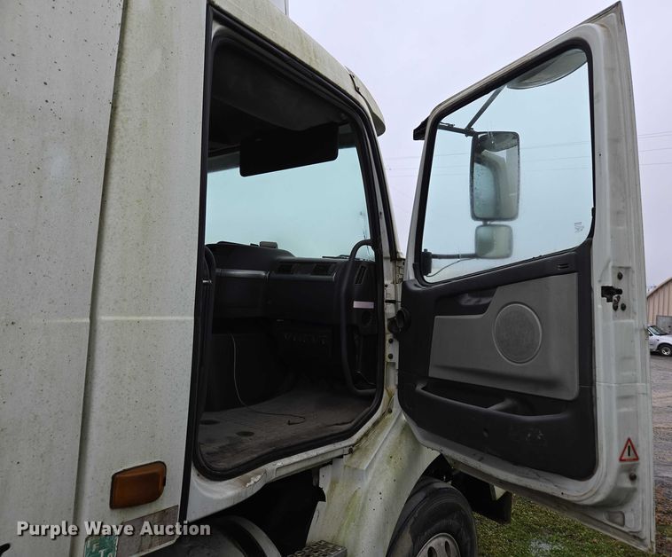 image for item DU2548 2006 Volvo VNM semi truck