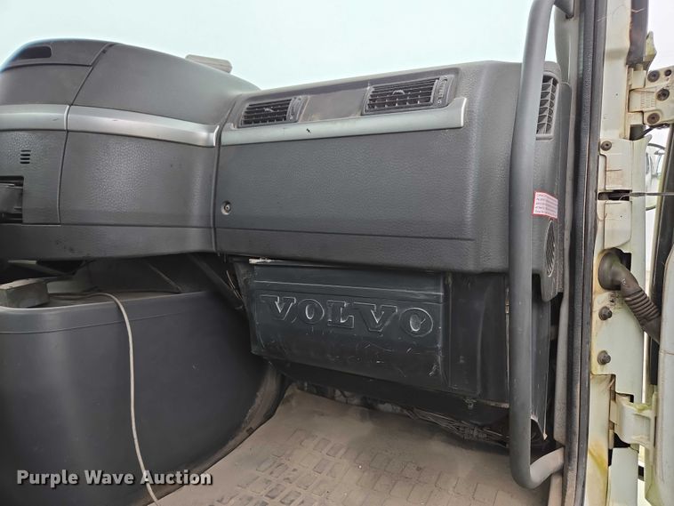 image for item DU2548 2006 Volvo VNM semi truck