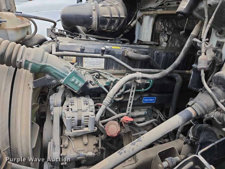 image for item DU2548 2006 Volvo VNM semi truck