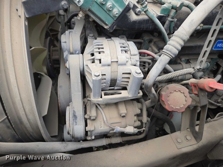 image for item DU2548 2006 Volvo VNM semi truck