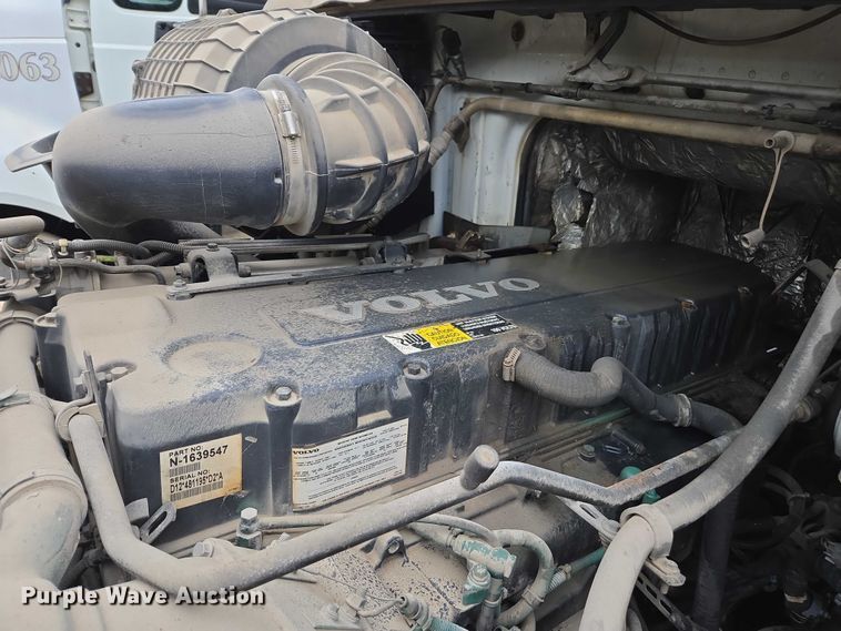 image for item DU2548 2006 Volvo VNM semi truck