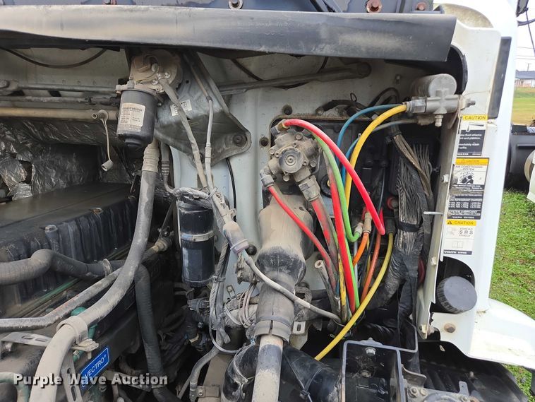 image for item DU2548 2006 Volvo VNM semi truck