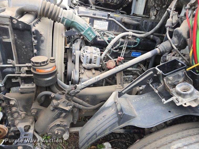 image for item DU2548 2006 Volvo VNM semi truck