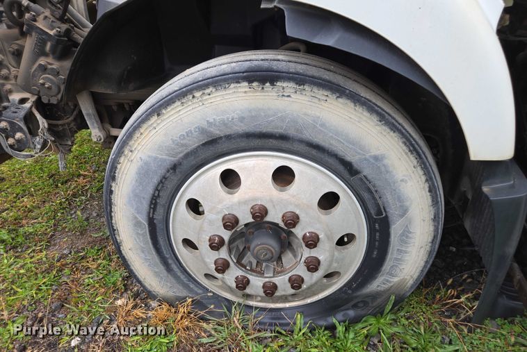 image for item DU2548 2006 Volvo VNM semi truck