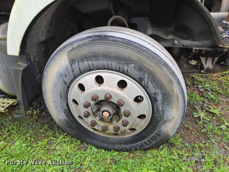 image for item DU2548 2006 Volvo VNM semi truck