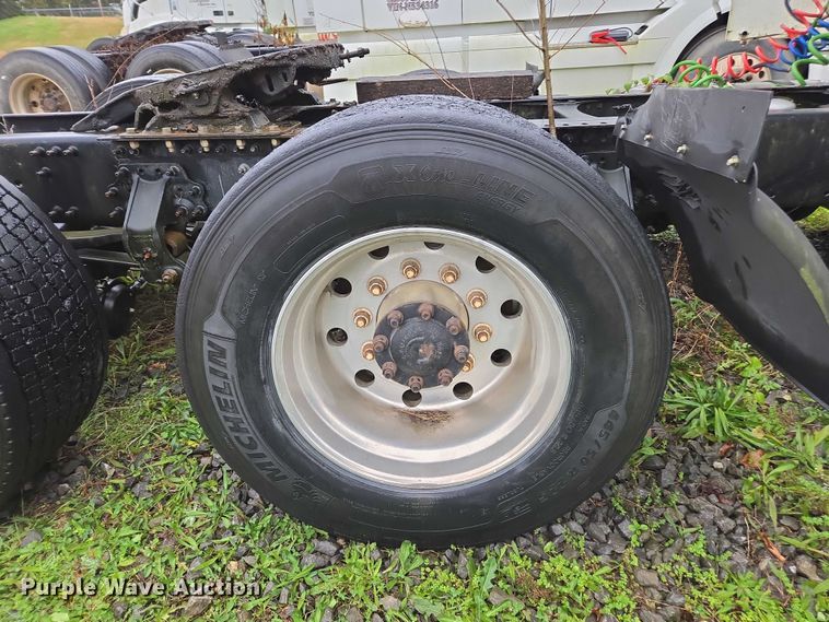 image for item DU2548 2006 Volvo VNM semi truck