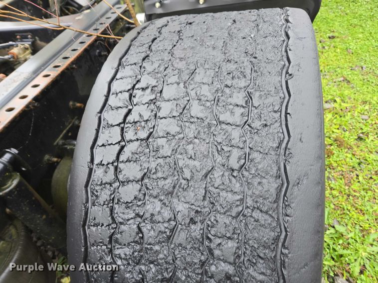 image for item DU2548 2006 Volvo VNM semi truck