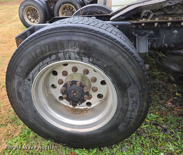 image for item DU2548 2006 Volvo VNM semi truck