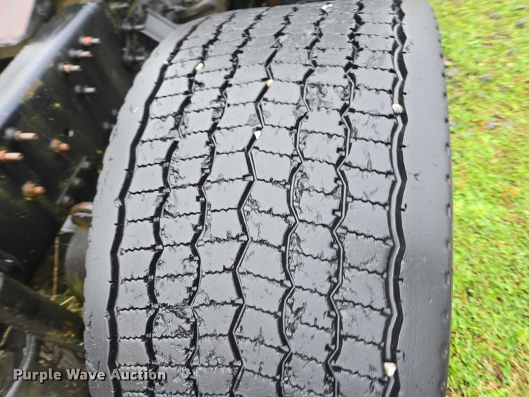 image for item DU2548 2006 Volvo VNM semi truck