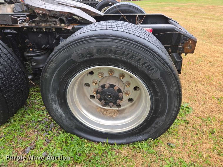 image for item DU2548 2006 Volvo VNM semi truck